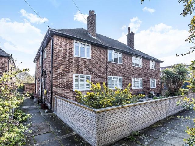 Flat for sale in Mortlake, Greater London