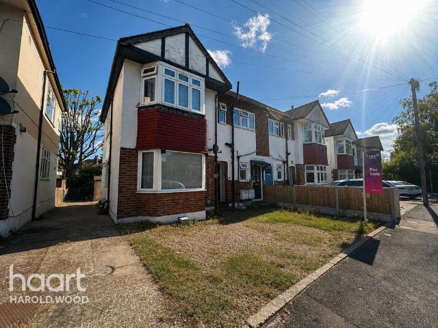 Flat for sale in Harold Wood, Greater London