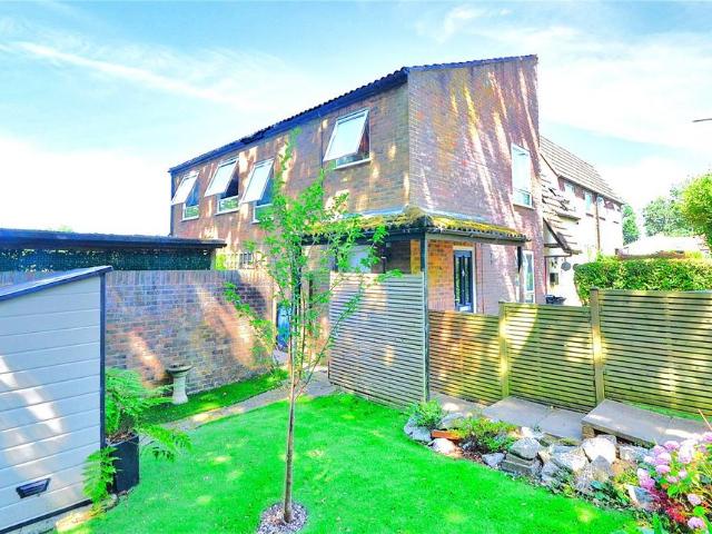 Flat for sale in Perryfields, West Sussex