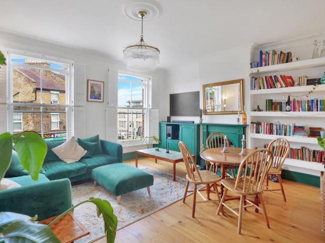 Flat for sale in London Borough of Lewisham, Forest Hill