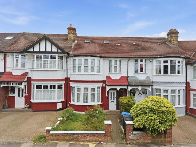 Flat for sale in Palmers Green, Greater London