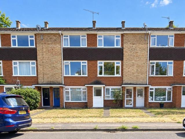 Flat for sale in Addlestone, Runnymede