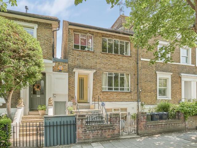 Flat for sale in Clapham, Greater London