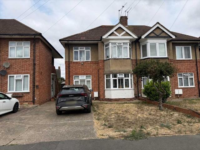 Flat for sale in London Borough of Hounslow, Hanworth
