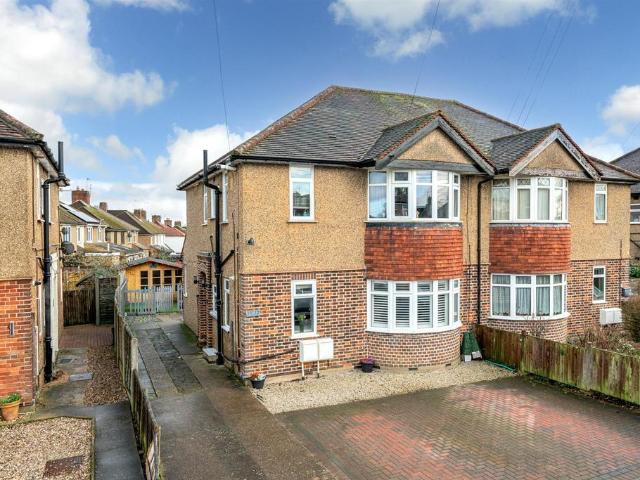 Flat for sale in Batchworth, Hertfordshire