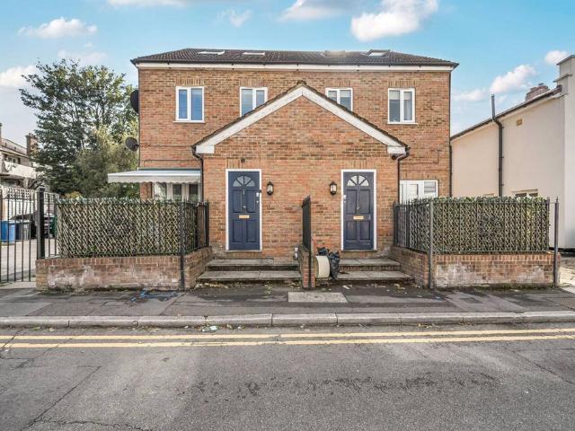 Flat for sale in London Borough of Merton, Mitcham