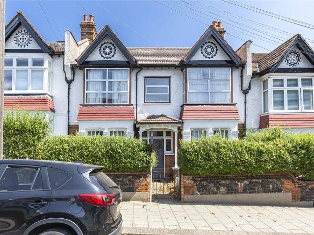Flat for sale in Furzedown, Greater London