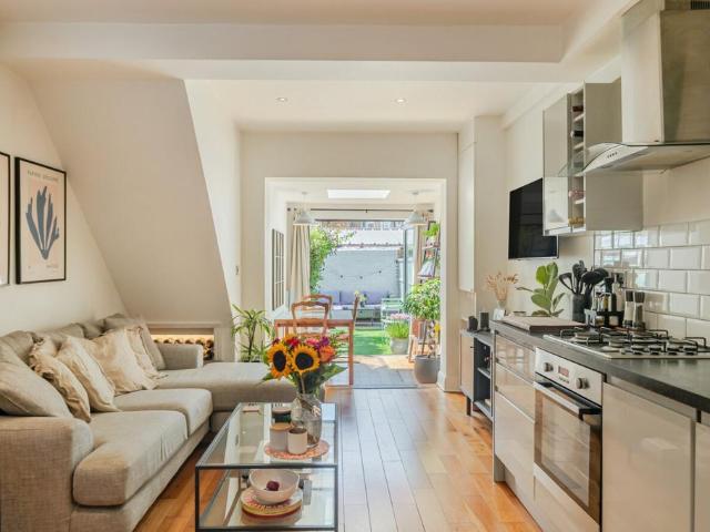 Flat for sale in London Borough of Merton, Collier's Wood