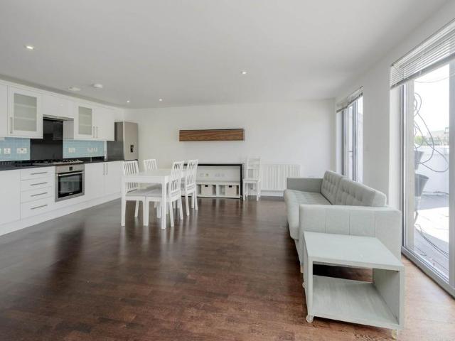 Flat for sale in Holloway, Greater London