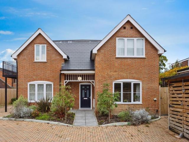 Flat for sale in Cargate, Aldershot