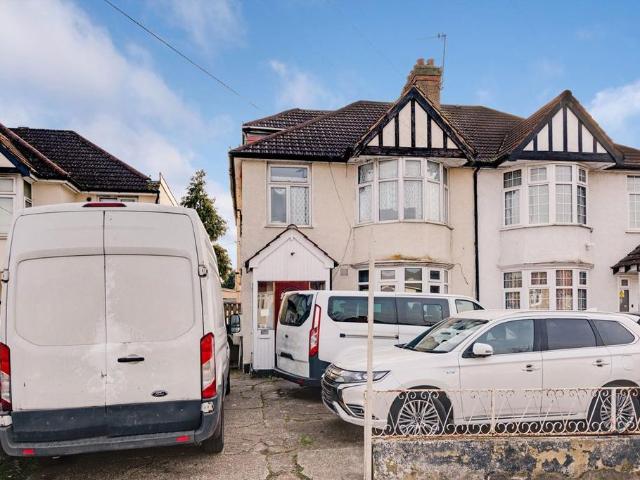 Flat for sale in Lane, Greater London