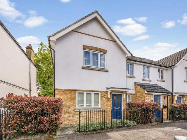 Flat for sale in Harrow Weald, Greater London