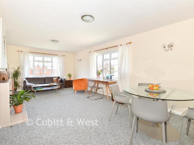 Flat for sale in Fole, Surrey
