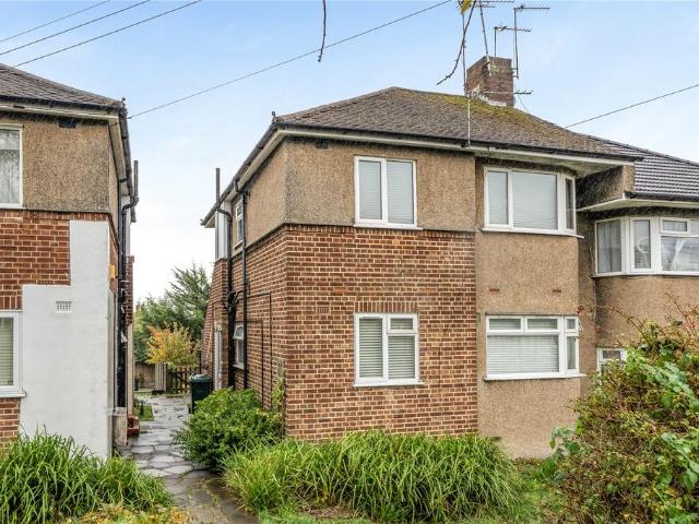 Flat for sale in Oakleigh Park, Greater London