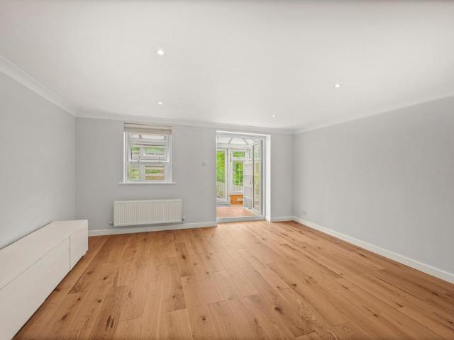 Flat for sale in Isle Of Dogs, Greater London