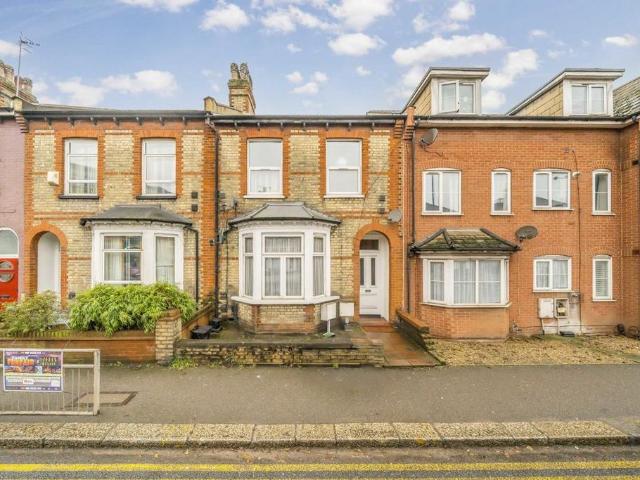 Flat for sale in Wealdstone, Greater London