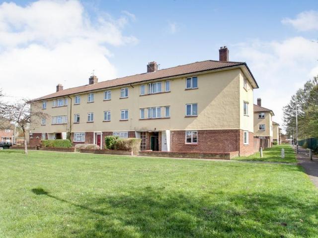 Flat for sale in Yiewsley, Greater London