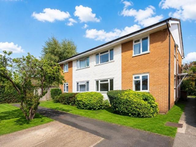 Flat for sale in Worcester Park, Greater London