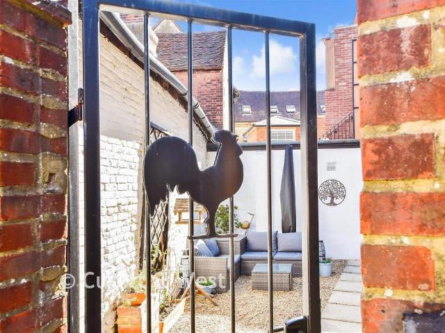 Flat for sale in Rose Hill, Pachesham Park