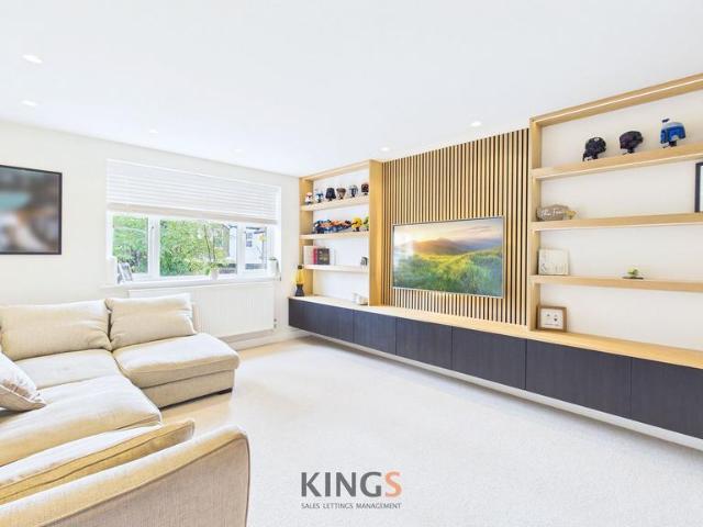 Flat for sale in Potters Bar, Hertsmere