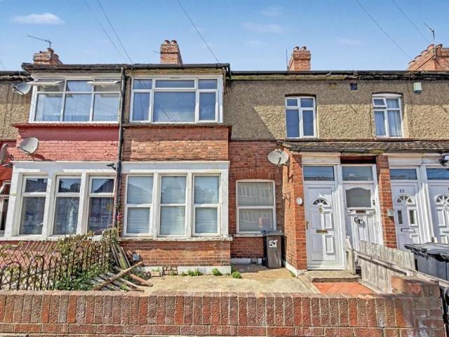 Flat for sale in Newbury Park, Greater London