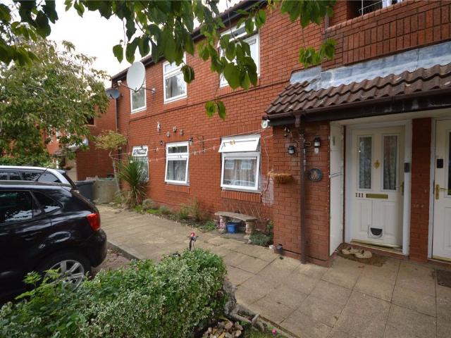 Flat for sale in Farley Hill, Luton
