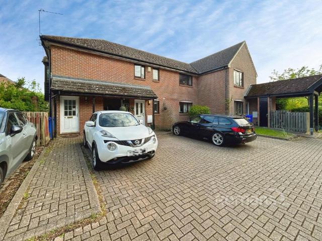 Flat for sale in Hart, Hampshire