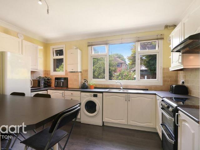 Flat for sale in London Borough of Merton, Collier's Wood