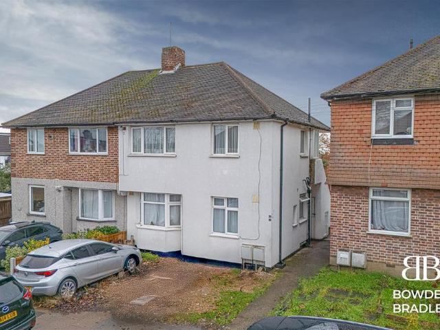 Flat for sale in Fairlop, Greater London