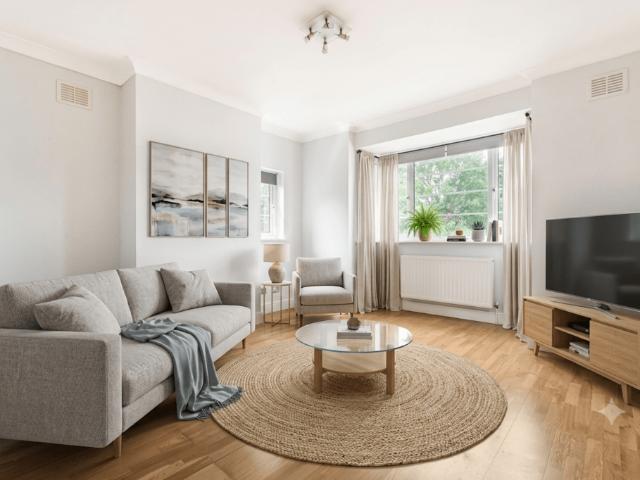 Flat for sale in Cockfosters, Greater London