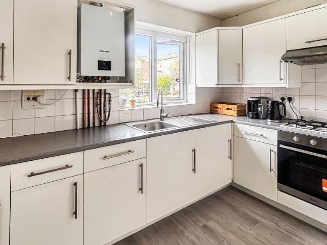 Flat for sale in London Borough of Croydon, Forestdale
