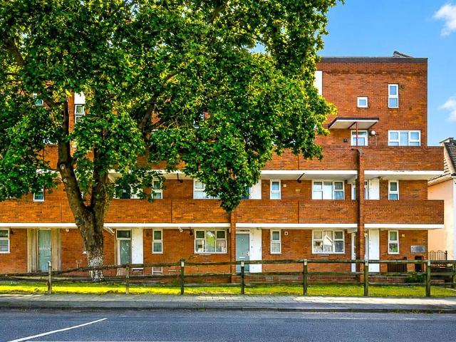 Flat for sale in Seven Kings, Greater London
