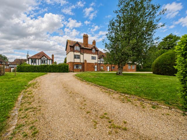 Flat for sale in Wingrave with Rowsham, Buckinghamshire