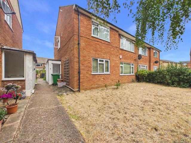 Flat for sale in Langley, Slough