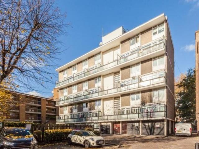 Flat for sale in Bromley-by-Bow, Bow