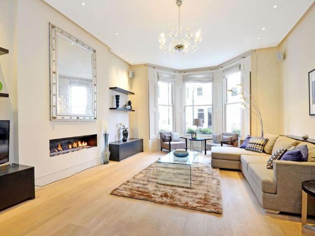 Flat for sale in Earl's Court, Greater London