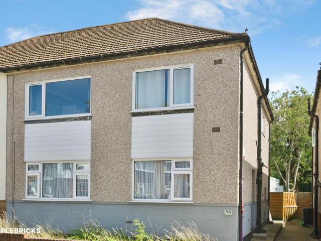 Flat for sale in Harold Wood, Greater London
