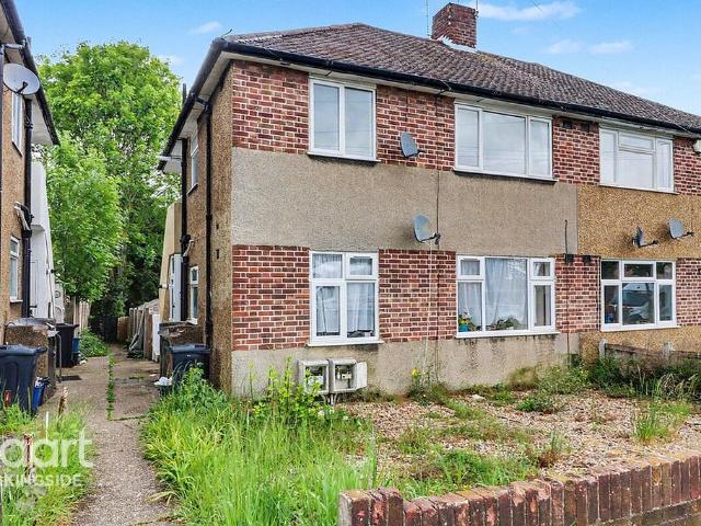 Flat for sale in Fairlop, Greater London