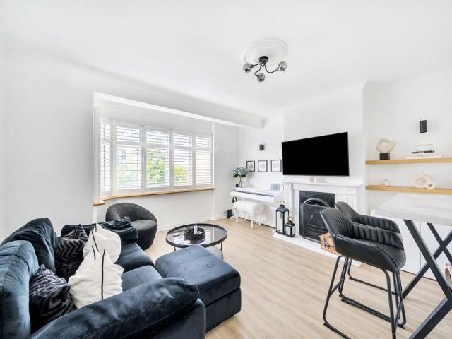 Flat for sale in West Wickham, Greater London