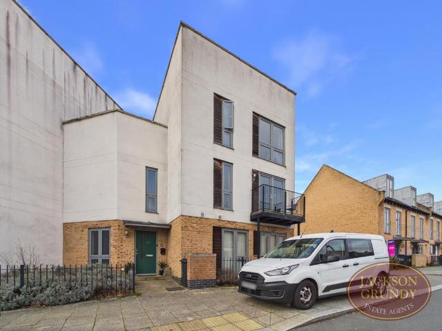 Flat for sale in Upton