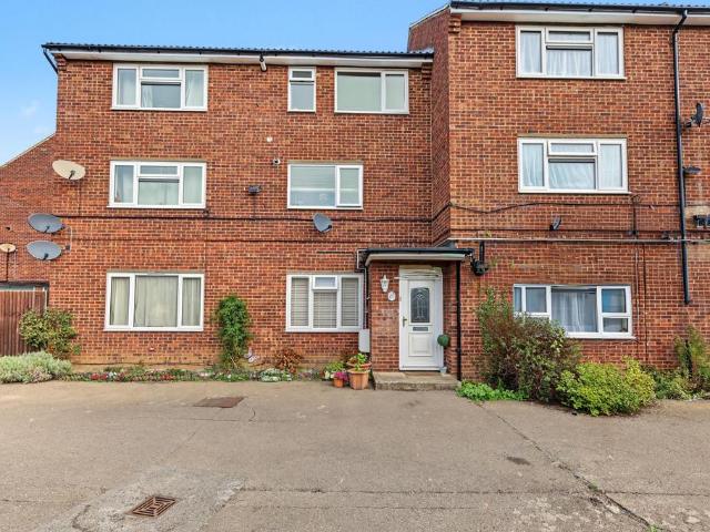 Flat for sale in Kings Hill, East Hertfordshire