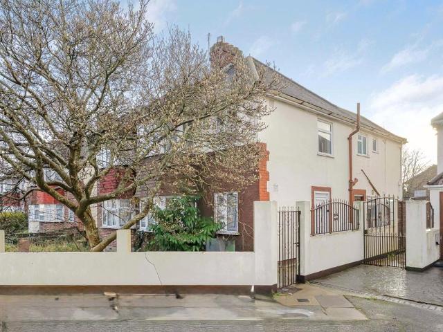 Flat for sale in London Borough of Hounslow, Greater London