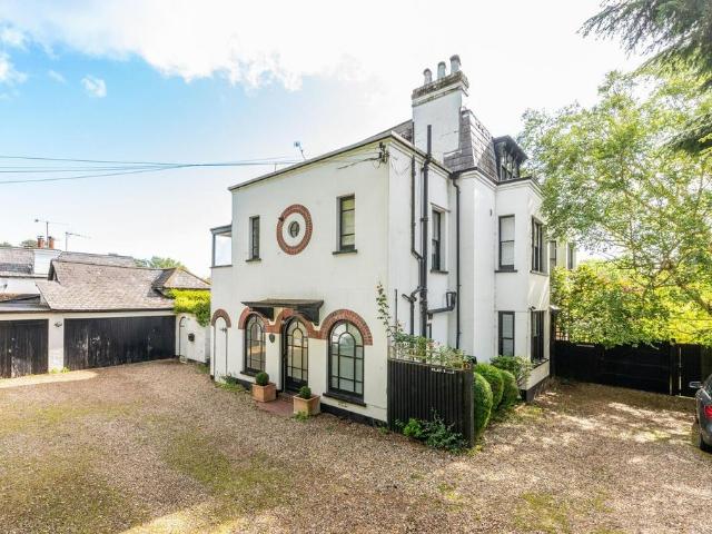 Flat for sale in Sunningdale
