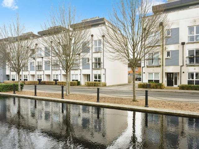 Flat for sale in Red Hill, Surrey