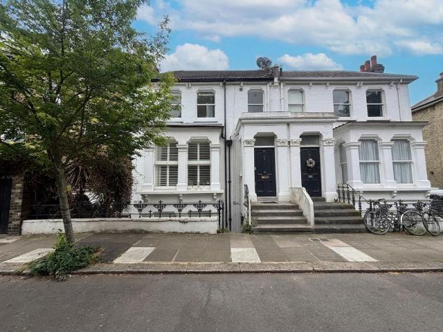Flat for sale in Shepherd's Bush, Greater London