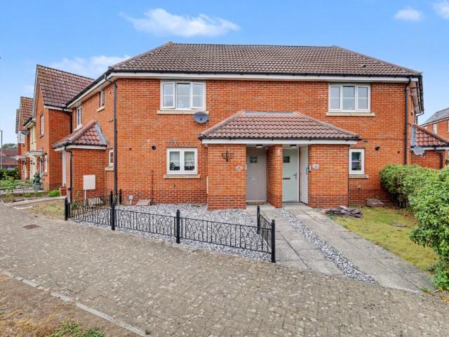 Flat for sale in Laindon, Essex