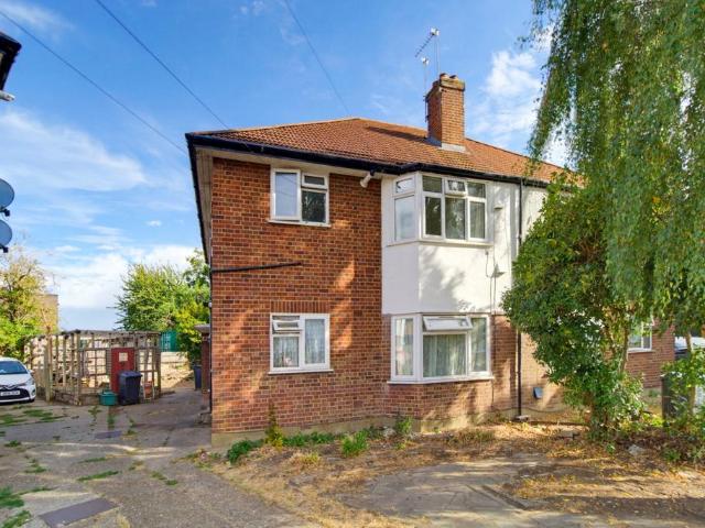 Flat for sale in London Borough of Hounslow, Greater London