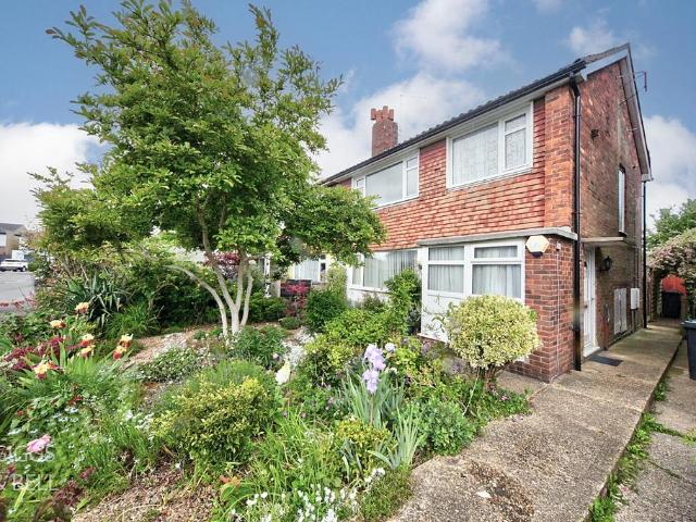 Flat for sale in Spring Park, Luton