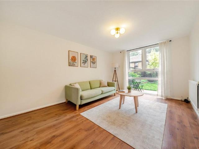 Flat for sale in Nunhead, Greater London