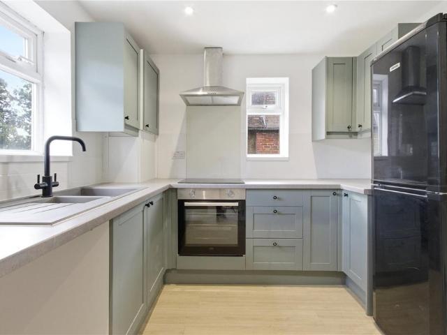 Flat for sale in Whetstone, Greater London